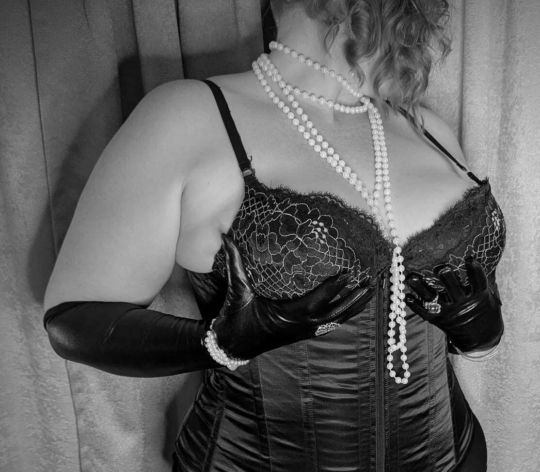 Mistress Munroe Calgary Alberta female Dominant Calgary